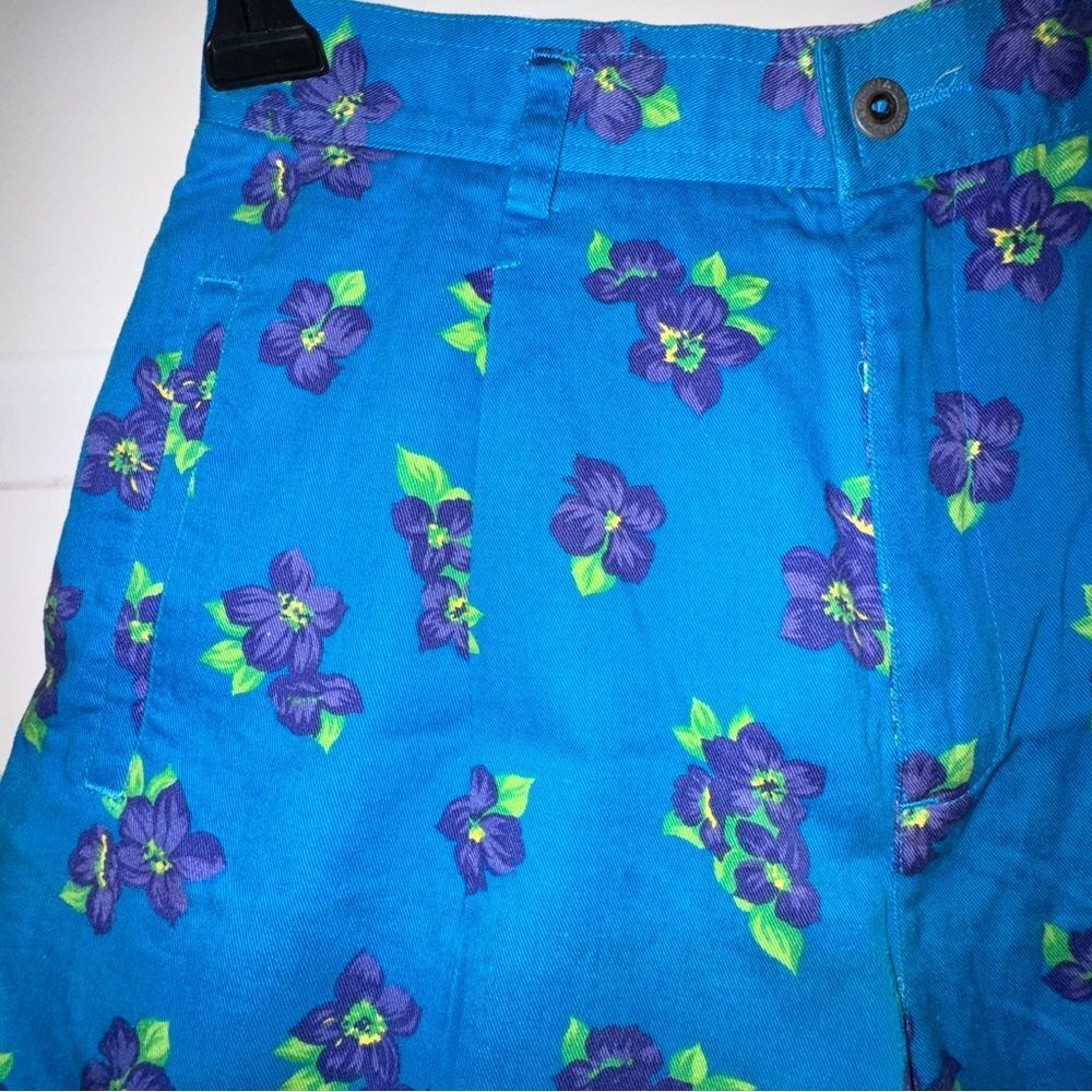 LIZSPORT New High Waisted Pleated Floral Cotton Shorts - Picture 3 of 9
